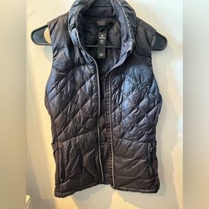 Lululemon down for a run vest size 6 black womens